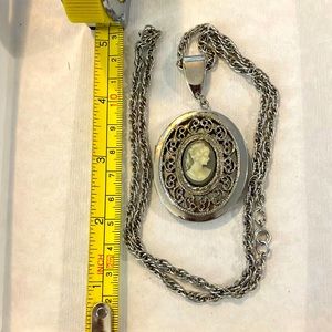 Ladies, beautiful Vintage large, cameo pendant on chain, jewelry